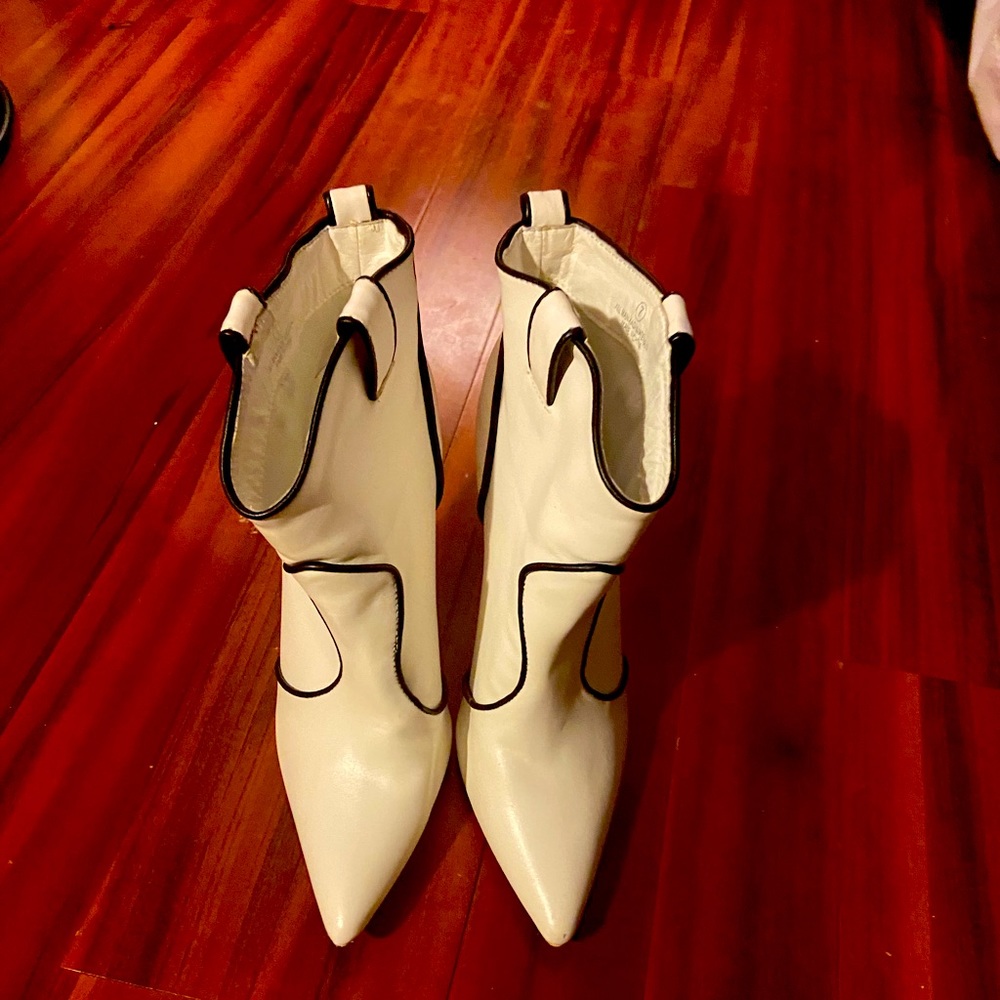 Worn 2 times !!! Liliana side 7 . White with black “ pipping”